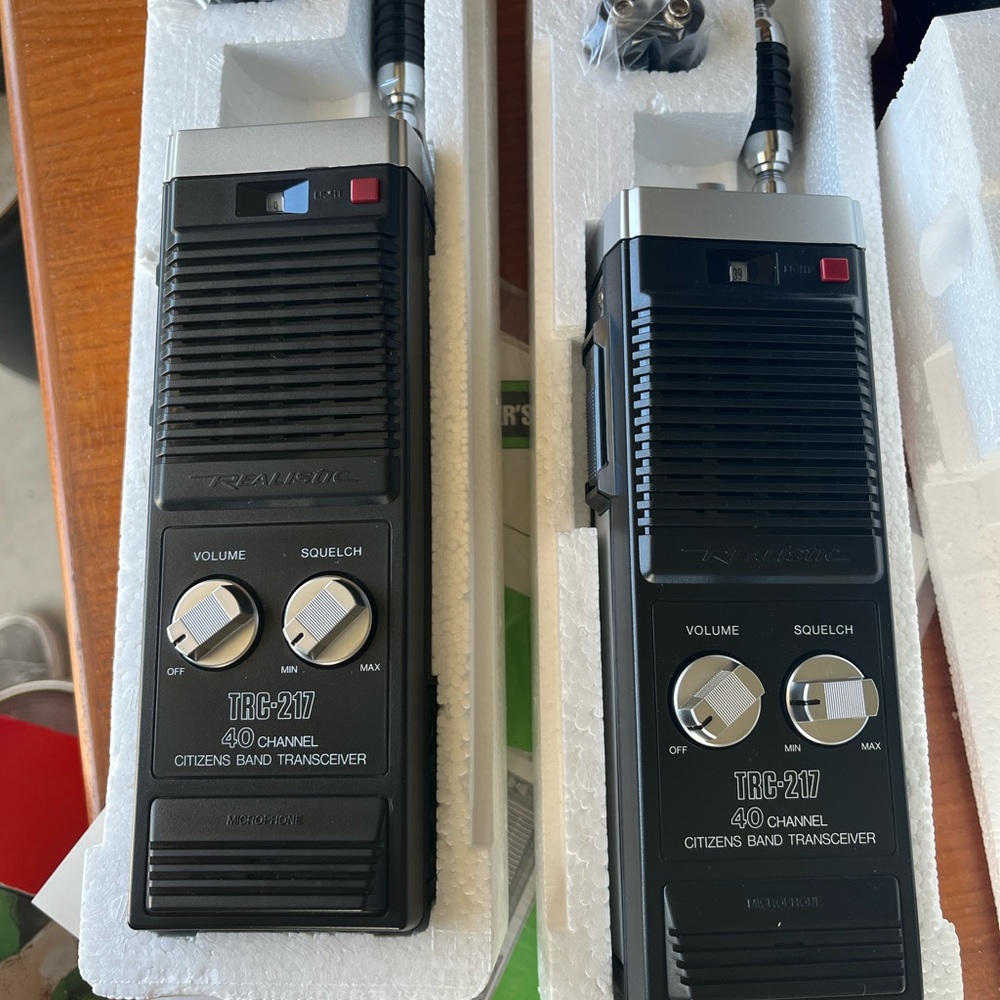 Vintage Realistic 5 watt 40 channel WALKIE TALKIES (2)
